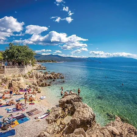 Amazing In With Wifi Apartament Novi Vinodolski
